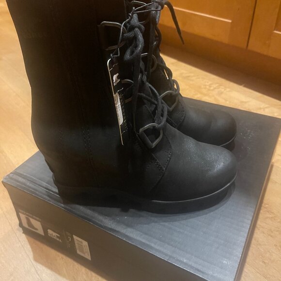 Sorel Joan of Arctic black lace up leather wedge boots. Size 7 - Picture 1 of 3